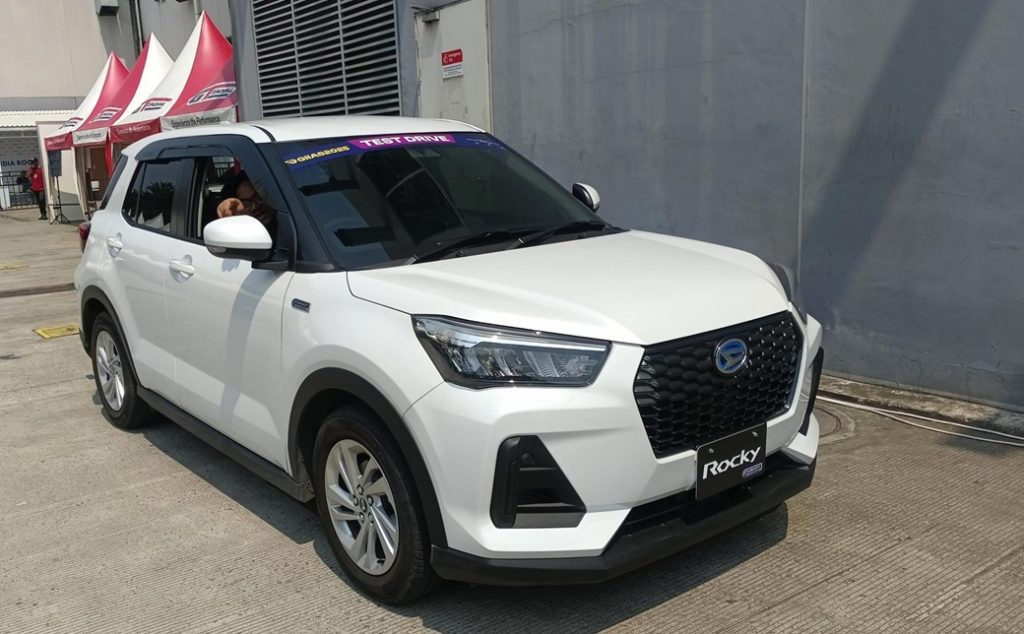Daihatsu Rocky Hybrid 1
