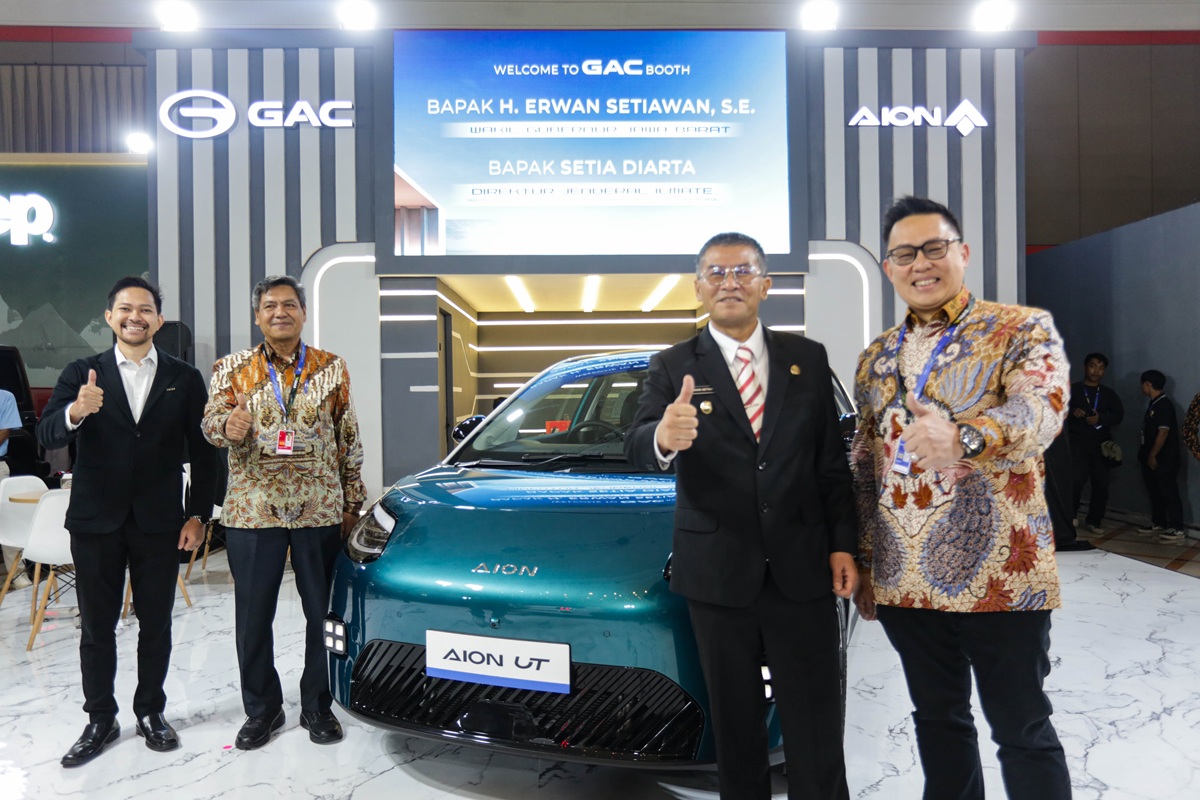 Wakil Gurbernur Jabar Sambangi Booth GAC Indonesia di GIIAS Bandung 2025