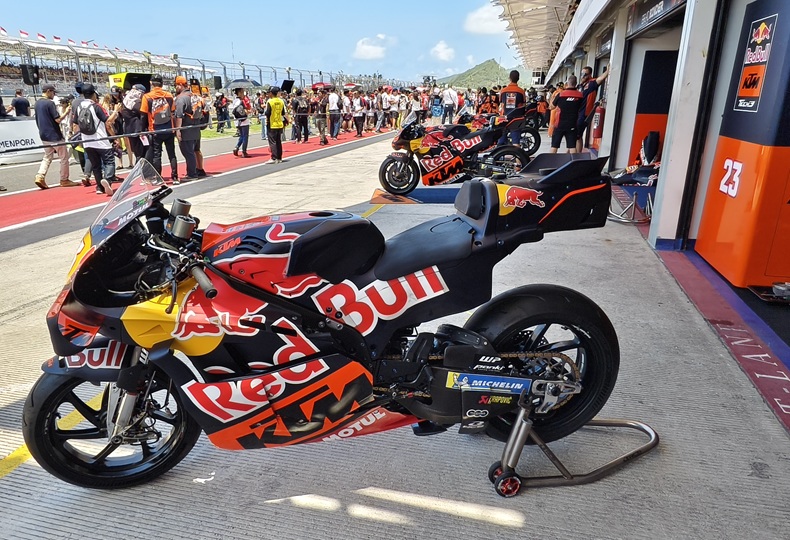 Red Bull Blue and Silver Mendominasi Garis Akhir MotoGP Indonesia 3 Red Bull MotoGP 3