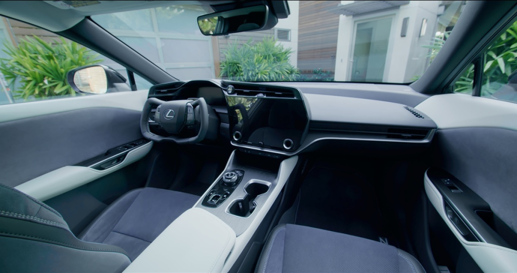 Lexus RZ 500e, Tawarkan Pengalaman Berkendara yang Lebih Intuitif 3 2025 RZ 500e 4