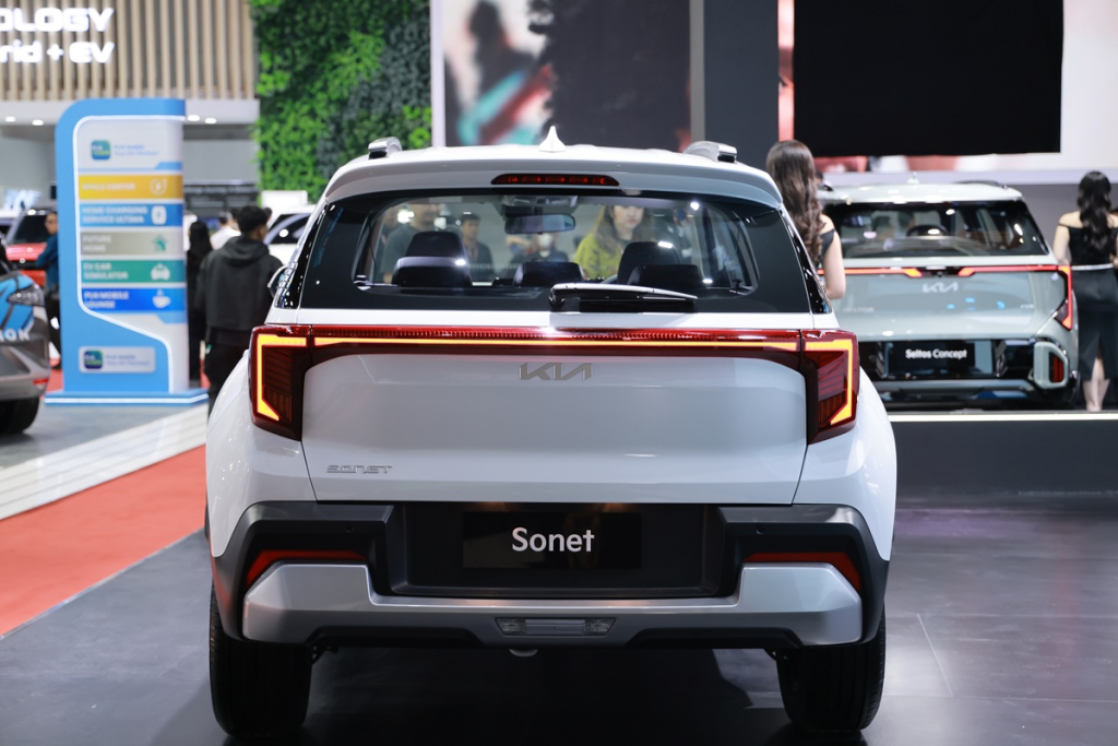 New Kia Sonet 4