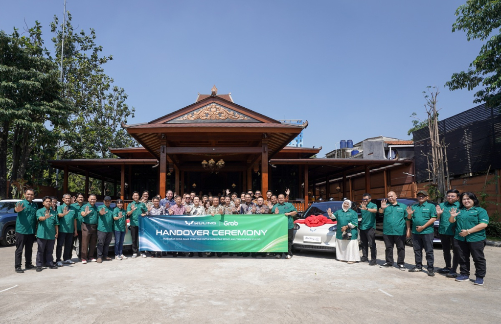 Perkuat Kolaborasi, Wuling Serahkan New BinguoEV Lite untuk GrabRentals 3 Wuling Grab 2