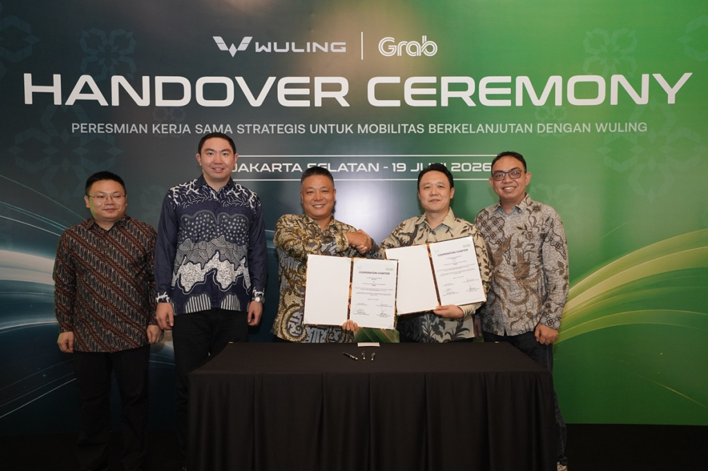 Perkuat Kolaborasi, Wuling Serahkan New BinguoEV Lite untuk GrabRentals 2 Wuling Grab 3