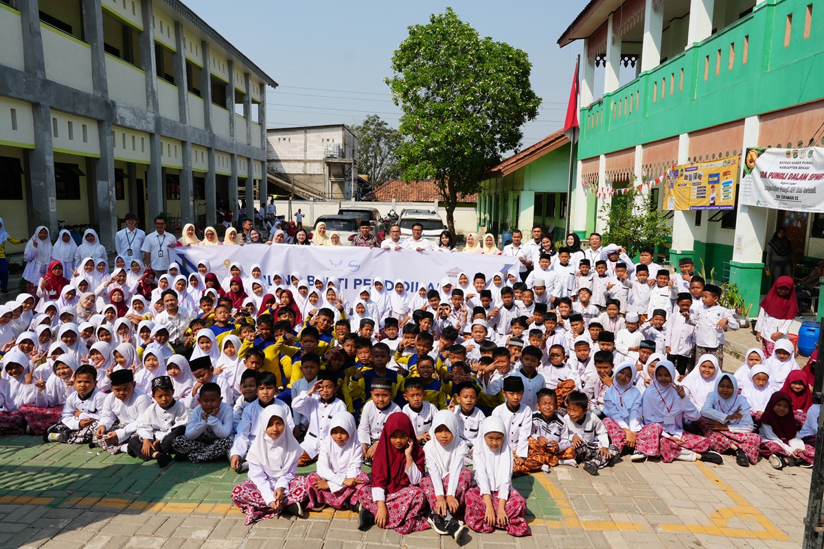 Peringati Hari Anak Nasional, Wuling Salurkan Bantuan Pendidikan ke Dua Sekolah di Bekasi