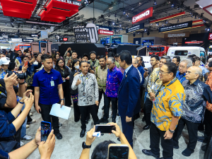 Kehadiran Menteri Keuangan di Booth Mitsubishi Fuso GIIAS 2026